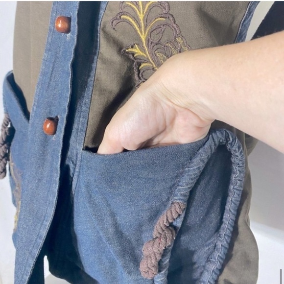 Artisanal Unique Embroidered Vest XXL - Picture 12 of 15